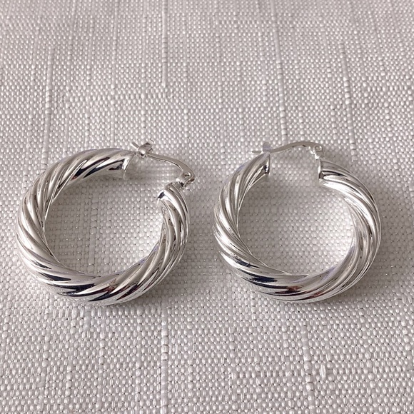 Daisy Fuentes Silver Tone Hoop Earrings - Picture 1 of 2